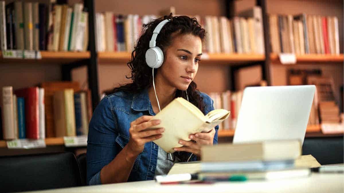 Estudiar con música es una estrategia ampliamente utilizada por estudiantes de todas las edades para mejorar su concentración, aumentar su motivación y optimizar su rendimiento académico.