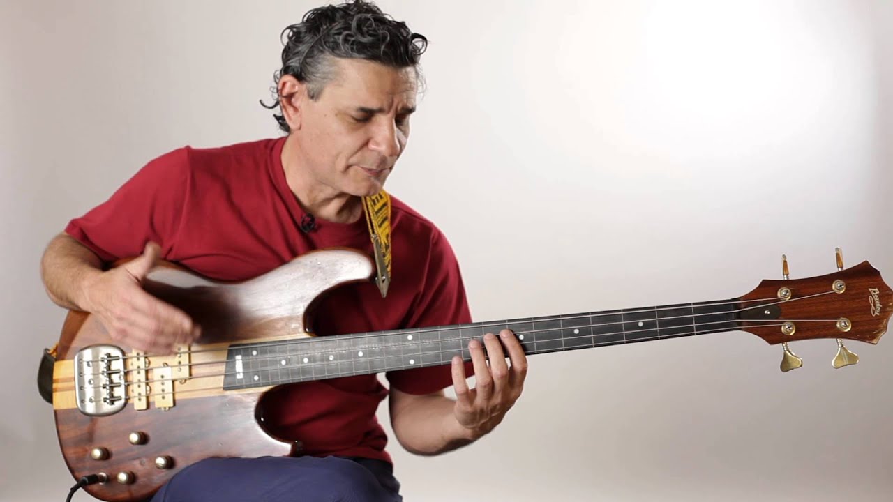 bajo el instrumento musical